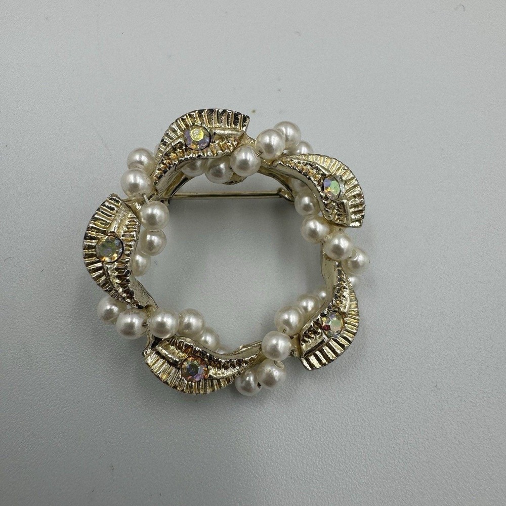Gold tone Wreath BROOCH Rhinestone Wire wrapped Faux Pearls Vintage‎